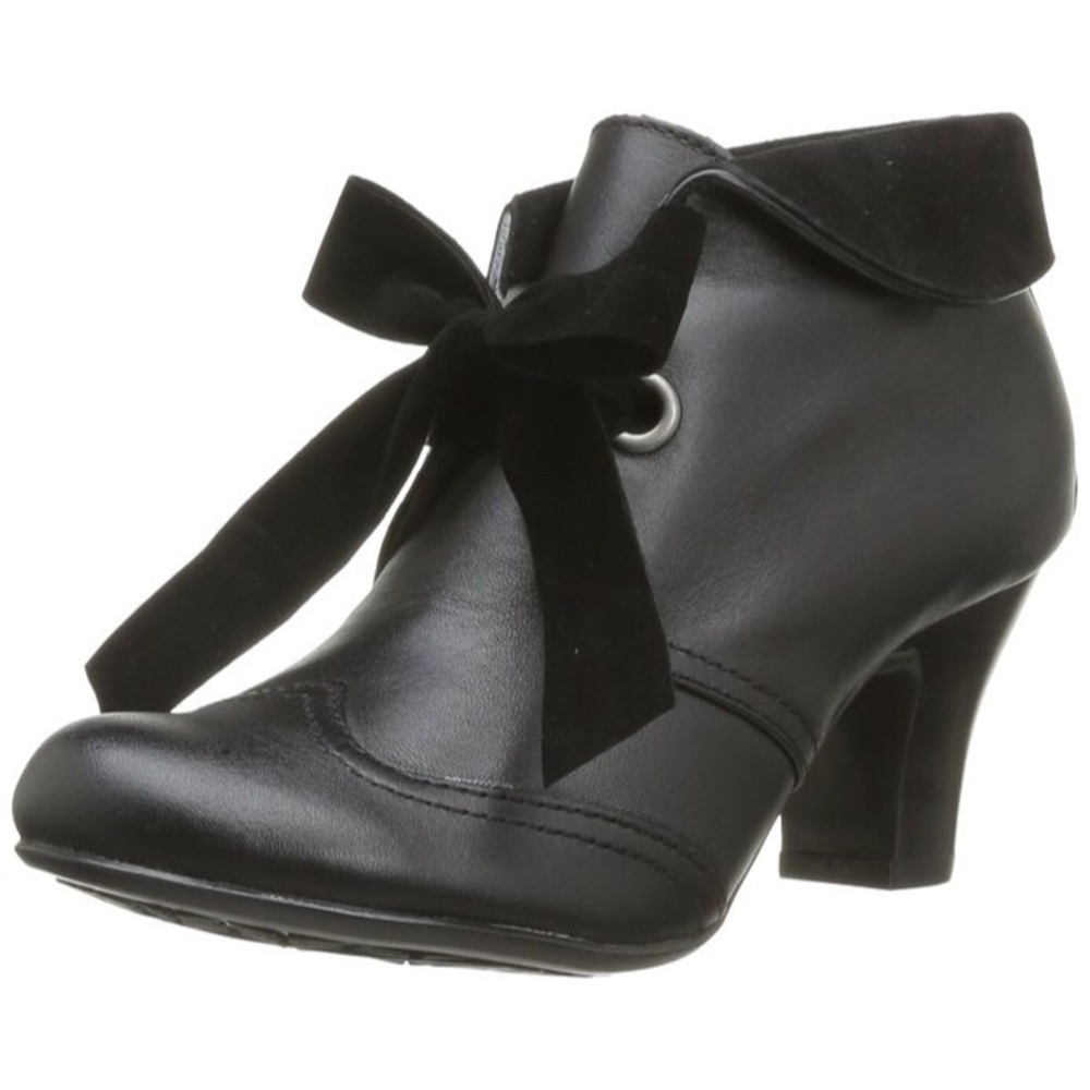 Black leather booties 🎀